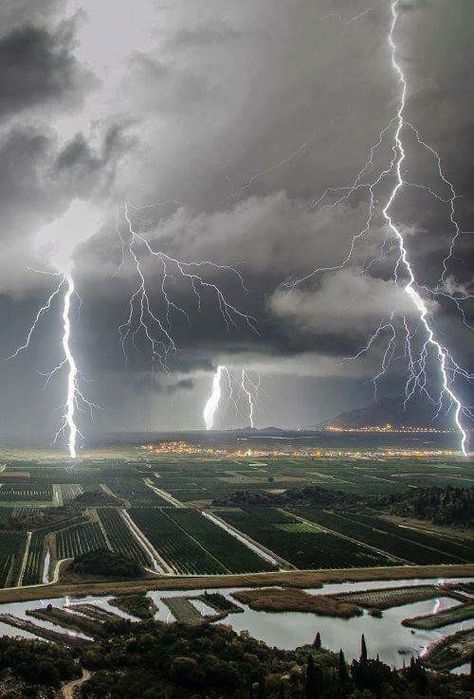 Ugly Sky Pictures, Thunder Photography, Storm Wallpaper, Lightning Storms, Lightning Photography, Storm Photography, Wild Weather, Clouds Photography, Thunder And Lightning