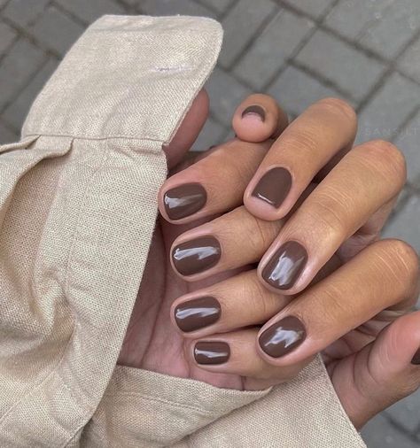 Milky mocha nails 📷 ruben.wren Brown Dip Nail Colors, Short Nail Fall Ideas, Dip Fall Nail Colors, Brown Nails Ideas Short, Cool Short Nails Design, Brown Nails Dip, Autumn Colors Nails, Fall Dip Colors, Nail Shapes For Hand Types