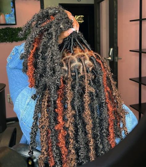 Catch the new mixed hair color trends now 💪. Get same short butterfly locs hair from @vchidohair Copper Red Butterfly Locs, Butterfly Locs Color Combo, Mixed Color Soft Locs, Gray Butterfly Locs, Color 30 Butterfly Locs, Butterfly Locs Ombre, Faux Locs With Highlights, Butterfly Locs With Color Brown, Butterfly Locs With Highlights