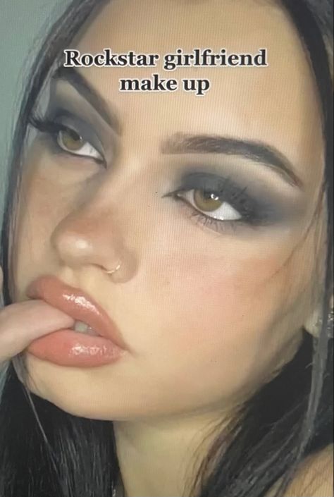 Rockstar Girlfriend Makeup Look, Rockstar Girlfriend Makeup Hooded Eyes, Rock Star Girlfriend Makeup, Shakira Makeup, Rock Star Girlfriend Aesthetic Makeup, Rockstar Gf Makeup Tutorial, Rockstar Girlfriend Aesthetic Makeup, Rocker Makeup Rock Chick, Rockstar Girlfriend Makeup