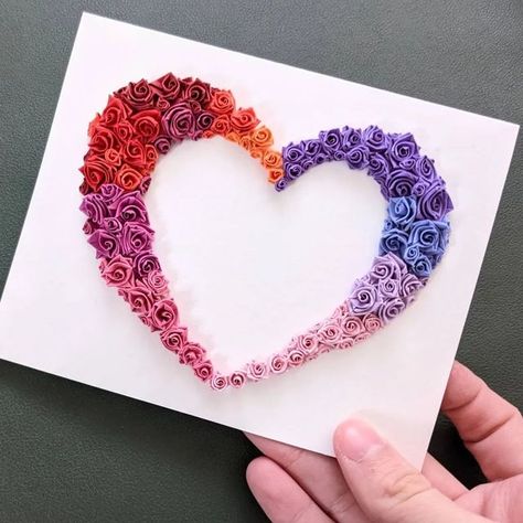 Easy Card Designs, Quilling Roses, Diy Paper Quilling, Quilling Artwork, Easy Quilling, Quilling Arts, Colourful Drawing, Quilled Roses, Cards Diy Easy