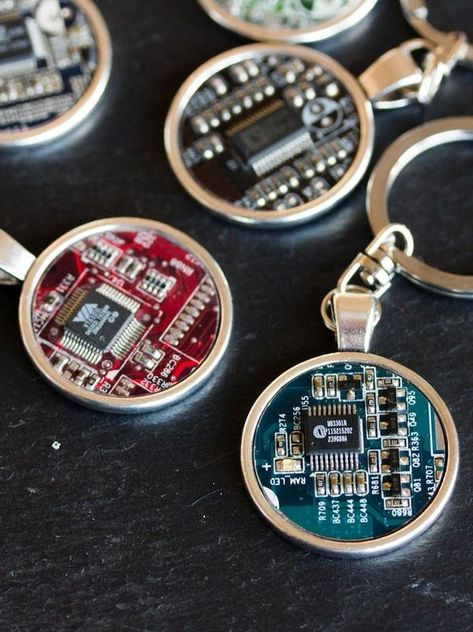 Mens Wedding Favours, Computer Nerd Gifts, Alter Computer, Gifts For Techies, Cool Keychains, Round Keychain, Computer Nerd, Tech Jewelry, Recycled Gifts