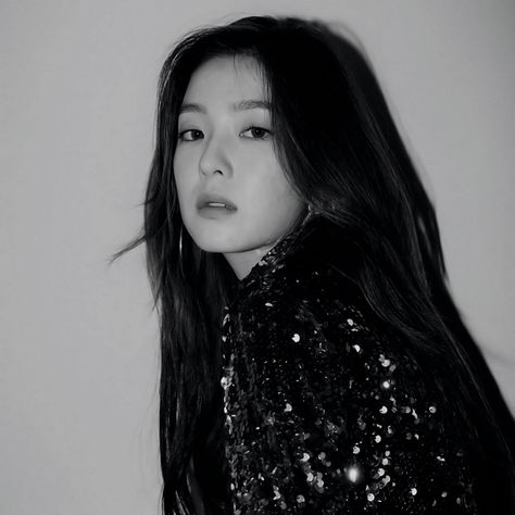 Irene Black And White, Red Velvet Black And White, Irene Aesthetic, Black Avatar, Velvet Aesthetic, Irene Red Velvet, Bae Joohyun, Velvet Wallpaper, Blue Screen