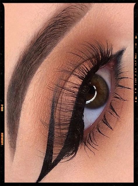 Black Graphic Line Makeup Looks To Be Wearing in 2022 Black Liner Makeup Looks, Graffic Liner Make Up, Black Makeup Looks For Homecoming, Graphic Liner With Eyeshadow, Prom Makeup Graphic Liner, Line Eyeshadow Looks, Easy Black Makeup Looks, Graffic Liner Black, Black Graphic Eyeliner Simple