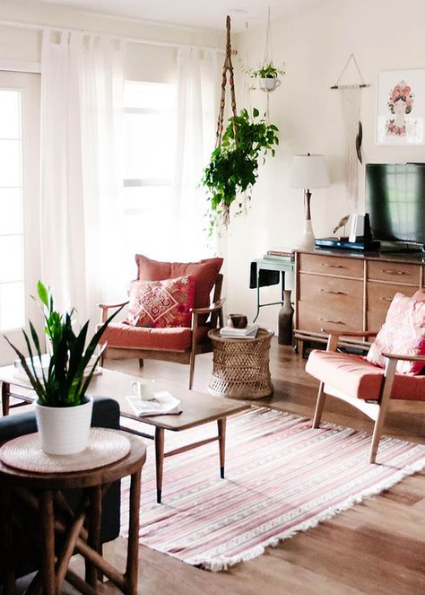 7 Tips to buying vintage for your home decor and when to buy new Koti Diy, Future People, Interior Boho, Apartment Decoration, Flat Screen Tv, Bohemian House, Casa Vintage, Ideas Hogar, Mid Century Modern Living Room