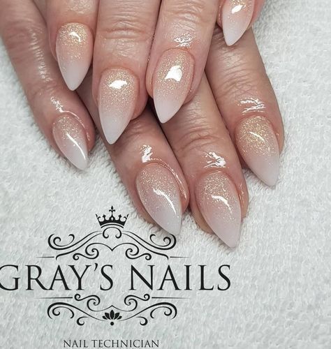 Classy Stilleto Nails Short, Short Point Nails Design, Trendy Almond Dip Nails, Short Stilleto Nails Winter, Short Pointed Nails Design, Short Claw Nails Designs, Ombre Sns Nails Short, Sharp Nails Short, Almondetto Nails Designs