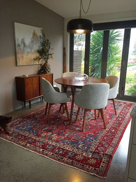 Persian Rug Living Room, Dining Room Images, Furnitur Ruang Keluarga, Esstisch Modern, Polished Concrete, Persian Rugs, New Living Room, Contemporary Living Room, Dining Room Design