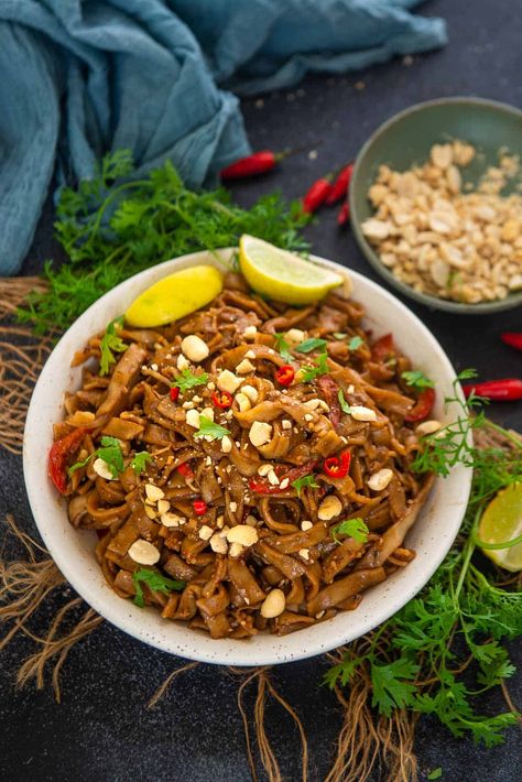 Make these delicious, fuss-free instant pot pad thai noodles in less than 30 minutes. This recipe is better than take-out, one pot, vegan and gluten-free) Pad Thai Instant Pot, Thai Instant Pot, Instant Pot Pad Thai, Yummy Noodles, Pad Thai Sauce, Pad Thai Noodles, Easy Weekday Meals, Pad Thai Recipe, Thai Recipe