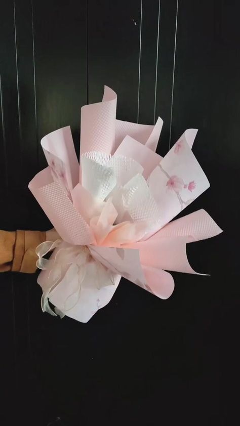 Creative Techniques to Wrap a Bouquet in Paper How To Bouquet Wrap, Korean Bouquet Wrapping Tutorial, Korean Wrapping Bouquet Tutorial, How To Wrap Flower Bouquet, Wrap Bouquet Of Flowers, How To Make Bouquet Of Flowers, How To Make Bouquet Wrap, How To Wrap A Bouquet, How To Make Bouquet