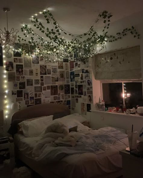 Cute Room Astetic Ideas, Green Astetic Room Ideas, Astetic Rooms Ideas, Busy Bedroom Aesthetic, Cozy Aesthetic Bedroom Vintage, Bed In Middle Of Room Ideas Aesthetic, Asthmatic Room, Aethstetic Room Idea, Astetic Room Ideas