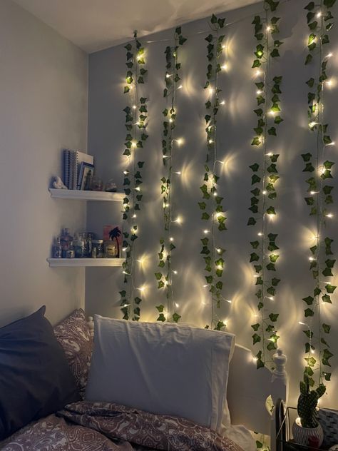 Decorate Room With Lights, Fairylight Decor Bedroom Ideas, Ideas Para Decorar Cuartos Juveniles, Blank Wall Ideas Bedroom, Leaves Bedroom Decor, Fairy Lights Bedroom Wall, Girly Room Decor, Easy Room Decor, Teen Girl Room Decor