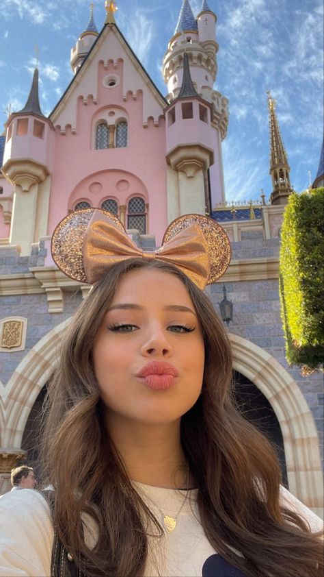 Disneyland Ears Aesthetic, Disney Selfie, Disney Core, Disney Poses, Disney 2025, Disney Picture Ideas, Disney Outfits Women, Disneyland World, Disney 2023