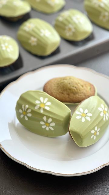 Matcha Madeleines, Strawberry Pavlova, Madeleine Recipe, Linzer Cookies, Freezing Cold, Cake Trends, Cake Boss, Cake Lover, Candy Melts