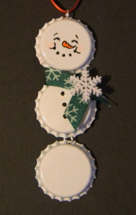 Snowman Bottle, Bottle Cap Projects, Bottle Cap Art, Bottle Cap Crafts, Snowman Ornament, Navidad Diy, Bottle Top, Diy Bottle, Snowman Crafts