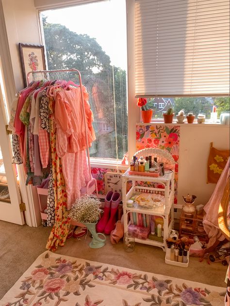 Free People Room Aesthetic, Colorful Beachy Room, Maximalist Dorm Decor, Cute Cluttered Bedroom, Natural Life Bedroom, Clutter Room Aesthetic, Kitschy Bedroom, Light Pink Dorm Room, Maximalist Dorm