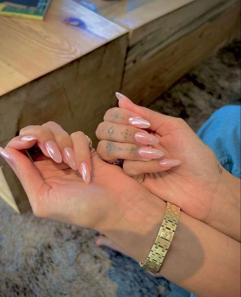 Did you hear about the famous Hailey Bieber “Glazed Donut” Nail trend? Paznokcie Hello Kitty, Kutek Disney, Pink Chrome Nails, Milky Nails, Nagel Tips, Minimal Nails, Casual Nails, Makijaż Smokey Eye, Pearl Nails