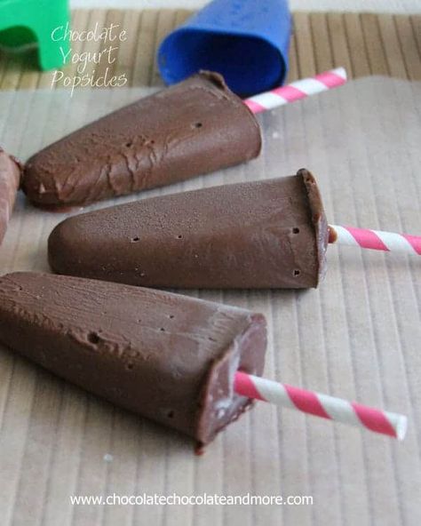 Dessert Thermomix, Yogurt Pops, Yogurt Popsicles, Chocolate Yogurt, Ice Cream Pops, Homemade Popsicles, Cold Treats, Low Fat Yogurt, Ice Cream Popsicles