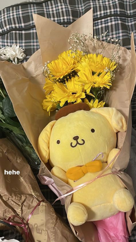 Sanrio Bouquet Aesthetic, Pompompurin Gift Ideas, Plushie Bouquet Aesthetic, Pompompurin Bouquet, Pompompurin Crafts, Aesthetic Gift Ideas For Boyfriend, Pompompurin Plushies, Pompompurin Birthday, Regalo Aesthetic