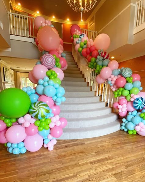 Poppin’ Texas on Instagram: "We can’t decide if we loved the outside or inside of the KD house more. But these stairs 😍… made for quite the entrance 🍬💚🍭." Balloons On Stairs, Balloon Art Decorations, Balloon Staircase, Balloon Inspiration, Bubble Dome, Balloons Galore, Bridal Shower Balloons, College Station Texas, Welcome Home Baby