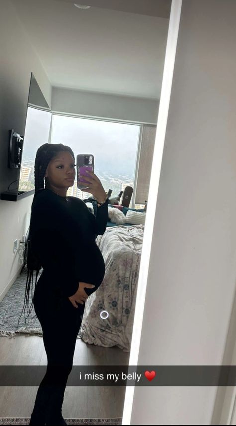 Halle Bailey Pregnant, Celebrities Paparazzi, Belly Pictures, Pregnancy Goals, Bwwm Couples, Beautiful Pregnancy, Chloe X Halle, Pretty Pregnant, Cute Black Babies