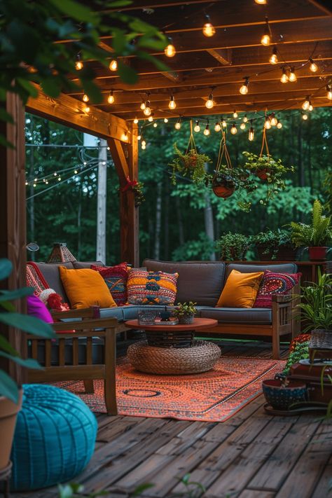 Hippie Backyard, Hippie Garden Ideas, Colorful Cushions, Hippie Garden, Rustic Patio, Vintage Record Player, Bottle Garden, Pallet Garden, Backyard Retreat