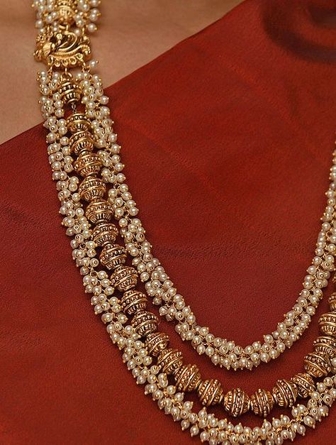 Temple Jewelry Necklace, Indian Wedding Jewelry Sets, Antique Necklaces Design, Perhiasan India, Indian Bridal Jewelry Sets, Pearl Jewelry Design, Gold Jewelry Simple Necklace, Pearl Necklace Designs, Gold Necklace Indian Bridal Jewelry