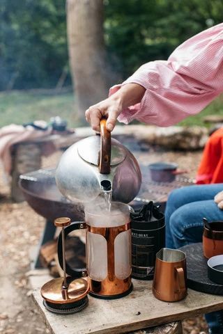 Fly Bird, Camping Coffee Maker, Camping Sauvage, Camping Guide, Coffee Dripper, Camping Coffee, How To Make Coffee, Camping Equipment, Camping With Kids