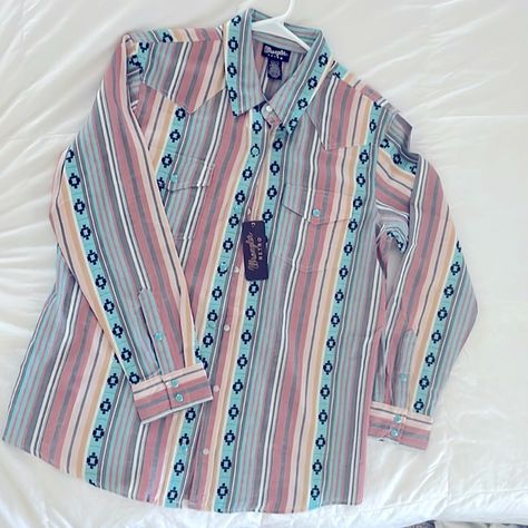 Women’s Wrangler Retro boyfriend fit snap shirt. Vintage Western Button Up Shirt, Wrangler Pearl Snap Shirt Women, Pearl Snaps Women, Women’s Western Shirts, Cowgirl Shirts Westerns, Western Button Up Shirts Woman, Pearl Snap Shirts Women Outfit, Vintage Western Shirts, Western Shirt Women