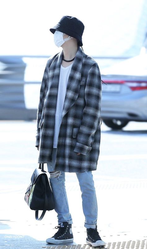 Jimin Airport Fashion, Kpop Fashion Men, Bts Inspired Outfits, Elegante Casual, Incheon Airport, Airport Fashion, Bts Yoongi, Fashion Korean, Incheon