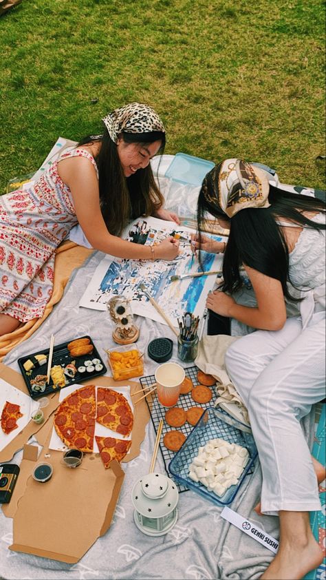 #picnic #friendshipgoals #friends #summer #aesthetic Picnic With Friends Aesthetic, Outdoor Picnic Food, Picnic Date Food, Picnic With Friends, With Friends Aesthetic, Aesthetic Picnic, Picnic Theme, Picnic Inspiration, Yearbook Themes