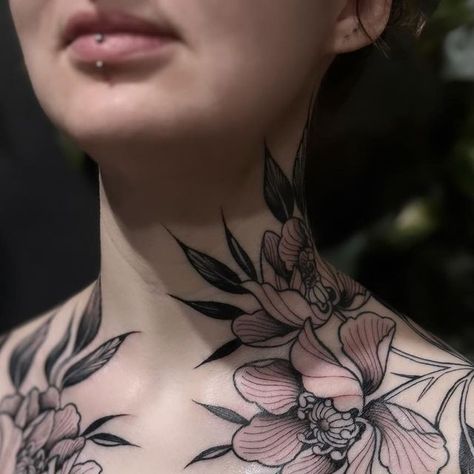 Gaëlle Marla🩸 on Instagram: "Finished that chest piece on Carmel the other day. All freehanded. Thank you so so much! It was such a pleasure and an honour ❤️  . #chesttattoo #freehand #freehandtattoo #flowertattoo #flowers #blackink #blackworkerssubmission" Leaves Chest Tattoo, Flower Tattoo Chest, Floral Stomach Tattoo, Chest Flower Tattoo, Chest Tattoo Flowers, Flower Neck Tattoo, Tattoo Chest, Free Hand Tattoo, Chest Piece Tattoos