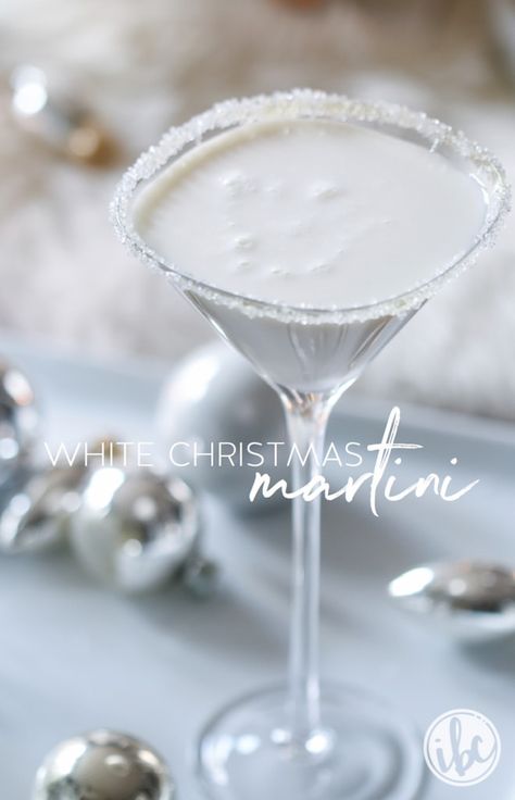 White Christmas Martini, Holiday Martinis, Christmas Martini, Cocktail Martini, Chocolate Martini, Vegan Candies, Martini Recipe, Christmas Cocktail, Chocolate Milkshake