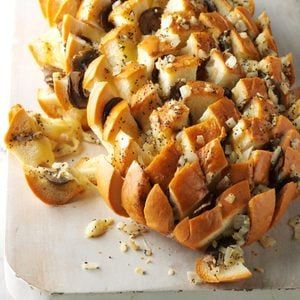 Hawaiian Cheese Bread Recipe: How to Make It Mushroom Loaf, Party Bread, Creamy Spinach Dip, Appetizer Buffet, Thanksgiving Appetizers Easy, Cheese Bread Recipe, Easter Appetizers, Crostini Recipes, Toasted Pumpkin Seeds