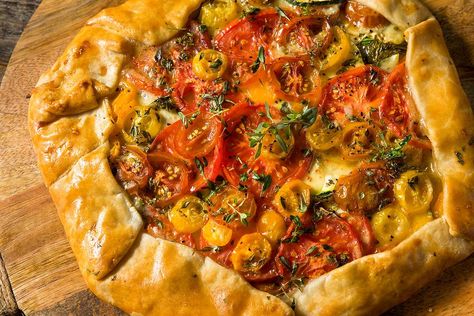 Easy Tomato Galette Recipe: The French Know How to Tomato #30secondmom Tomato Galette, Tomato Caprese, Roasted Beet Salad, Galette Recipe, Tomato Tart, Tomato Pie, Summer Tomato, Heirloom Tomato, Parmesan Crusted