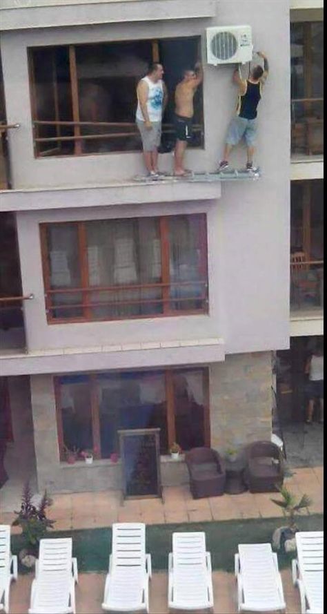 3 guys using a ladder for some precarious home repair. Do not try this at home. Safety Fail, Darwin Awards, Im An Engineer, Construction Fails, 웃긴 사진, Parkour, Cool Rooms, Live Long, Funny Fails