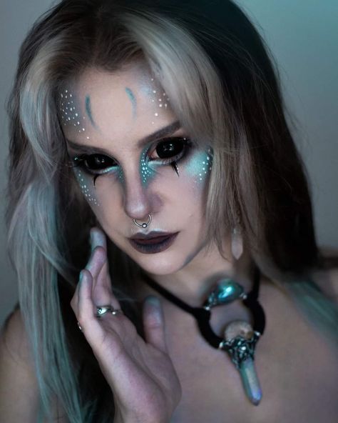 Dark Mermaid Makeup, Pagan Makeup, Inspired Makeup Looks, Sea Witch Costume, Sclera Lenses, Scary Mermaid, Witchy Makeup, Mermaid Makeup Halloween, Siren Costume