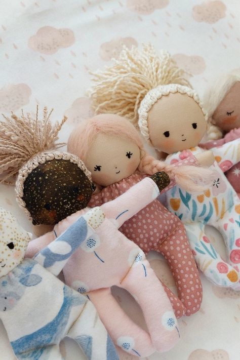 Sewn Dolls Handmade, Soft Doll Pattern, Rag Doll Tutorial Free Pattern, Sewing Doll Pattern, Sewing A Doll, Baby Doll Sewing Patterns, Free Doll Sewing Pattern, Free Rag Doll Pattern Sewing, Easy Sew Doll