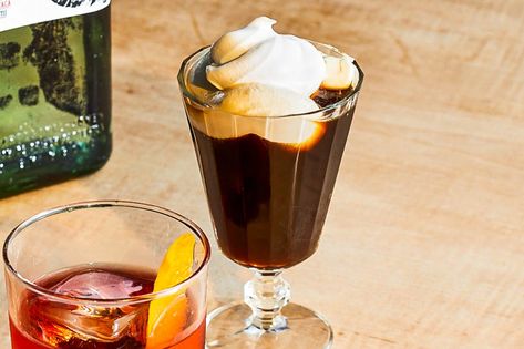 Baileys Original Irish Cream, Best Brunch Recipes, Gross Food, Sweetened Whipped Cream, Coffee Recipe, Coffee Cocktails, Easy Cocktails, Chocolate Syrup, Cocktail Making