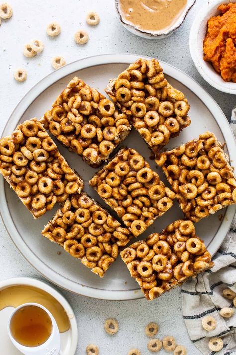 Pumpkin Peanut Butter Cereal Bars - Fit Foodie Finds Pumpkin Spice Cheerios Recipes, Pumpkin Spice Cheerios, Peanut Butter Cereal Bars, Cheerios Recipes, Peanut Butter Cereal, Honey Cereal, Cereal Bars Recipes, Pumpkin Peanut Butter, Breakfast Cereal Bars