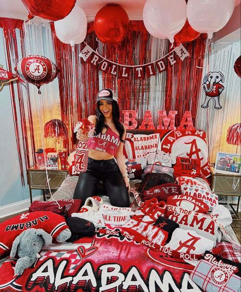 Bama Bed Party, Collage Acceptance Pictures, Alabama Bed Party, Bama Bound Graduation Party, Alabama College Aesthetic, Bama Rush Aesthetic, Bama Aesthetic, University Of Alabama Dorm Room, College Acceptance Photoshoot