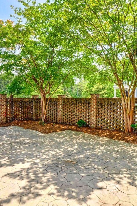 Privacy Brick Wall Ideas, Wall Brick Design Outdoor, Brick Fence Ideas Front Yard, Fence Around Patio, Masonry Fence, Brick Fence Ideas, Ranch Style Fence, Charleston Style Home, Brick Fences