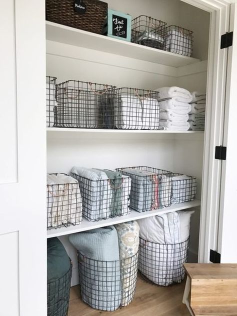 Organiser Son Dressing, Bathroom Linen Closet, Linen Closet Storage, Organizing Linens, Airing Cupboard, Closet Hacks Organizing, Linen Cupboard, Linen Closet Organization, Closet Organization Diy