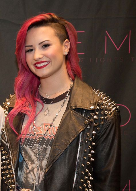 Demi hair in pink Demi Lovato 2014, Shaved Sides, Side Cuts, All Smiles, Shaved Hair, Demi Lovato, Pink Hair, We Heart It, Hair Cuts