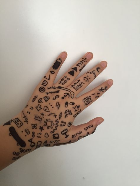 Pen Doodles On Hand, Things To Draw On Ur Hand With Sharpie, What To Draw On Your Hand, Hand Art Ideas, Sharpie Hand Doodles, Drawing On Hand Doodles, Stuff To Draw On Your Hand, Things To Draw On Your Arm, Doodles On Hand