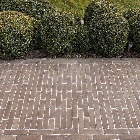 Brickworks Vande Moortel on Instagram: “Contemporary garden experience with the elegant nuanced 'Auburn' clay pavers . . . #claypaver #auburn #septima #garden #gardendesign…” Dutch Clay Pavers, Vande Moortel, Clay Pavers, Contemporary Garden, Brickwork, Auburn, Stepping Stones, Garden Design, Porch