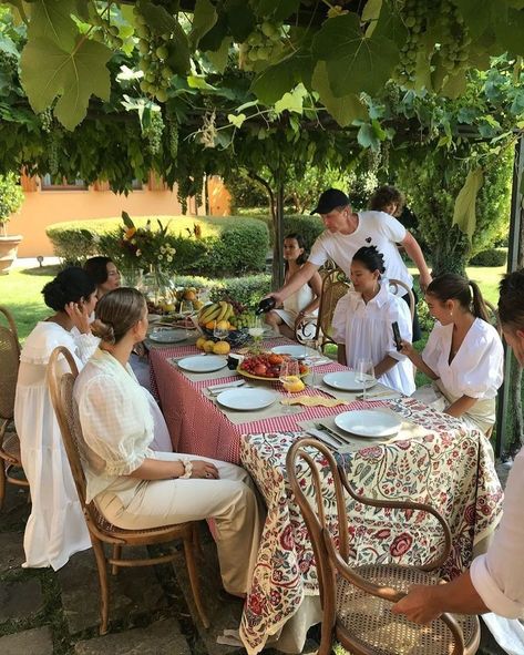 Italian Family Aesthetic, Givenchy Campaign, Billionaire Family, European Summer Aesthetic, Italian Family, Family Lunch, Italy Tuscany, Summer Lunch, Italy Summer