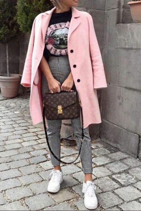 Mode Prints, Fall Fashion Coats, Outfit Essentials, Street Style Fall Outfits, Pink Coat, Cute Winter Outfits, Ținută Casual, Modieuze Outfits, Fall Street Style