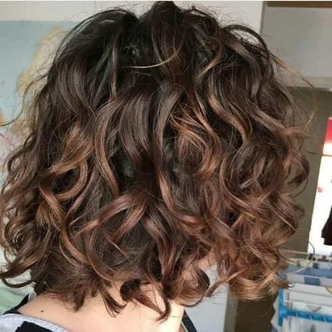 Short Curly Hair Styles, Kort Pixie, Natural Curly Hair Cuts, Medium Curly, Short Curly Haircuts, Colored Curly Hair, Medium Curly Hair Styles, Haircuts For Curly Hair, Curly Hair Inspiration