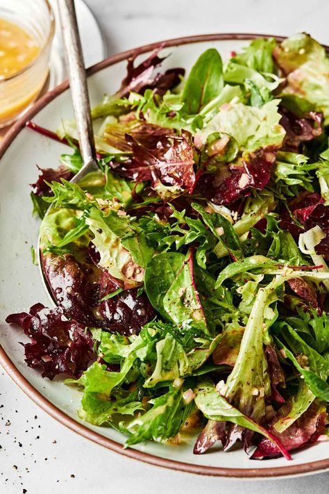 This Fresh Mixed Greens Side Salad is so easy to make but tastes anything but basic! Simply toss your favorite leafy mixed greens with a bright & punchy red wine vinaigrette – a palette-cleansing combo inspired by the classic French bistro salad. The result is a perfect light & fresh side salad for pasta, steak, salmon, & so much more! #mixedgreenssalad #mixedgreensrecipe #sidesalad #sidesaladrecipes #saladrecipes #sidedishes #bistrofood #easyhealthyrecipes Fall Mixed Green Salad, Italian Style Salads, Side Green Salad, Spinach And Arugula Salad Recipe, Brunch Side Salad, Classic Green Salad, Best Salad With Steak, Fall Salad Spinach, Salad To Go With Lasagna Dinners