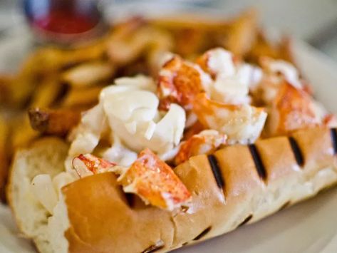 Best Lobster Roll, Boston Food, Boston Restaurants, Maine Lobster, Lobster Roll, Cheap Eats, Food Experiences, Boston Massachusetts, Baked Beans